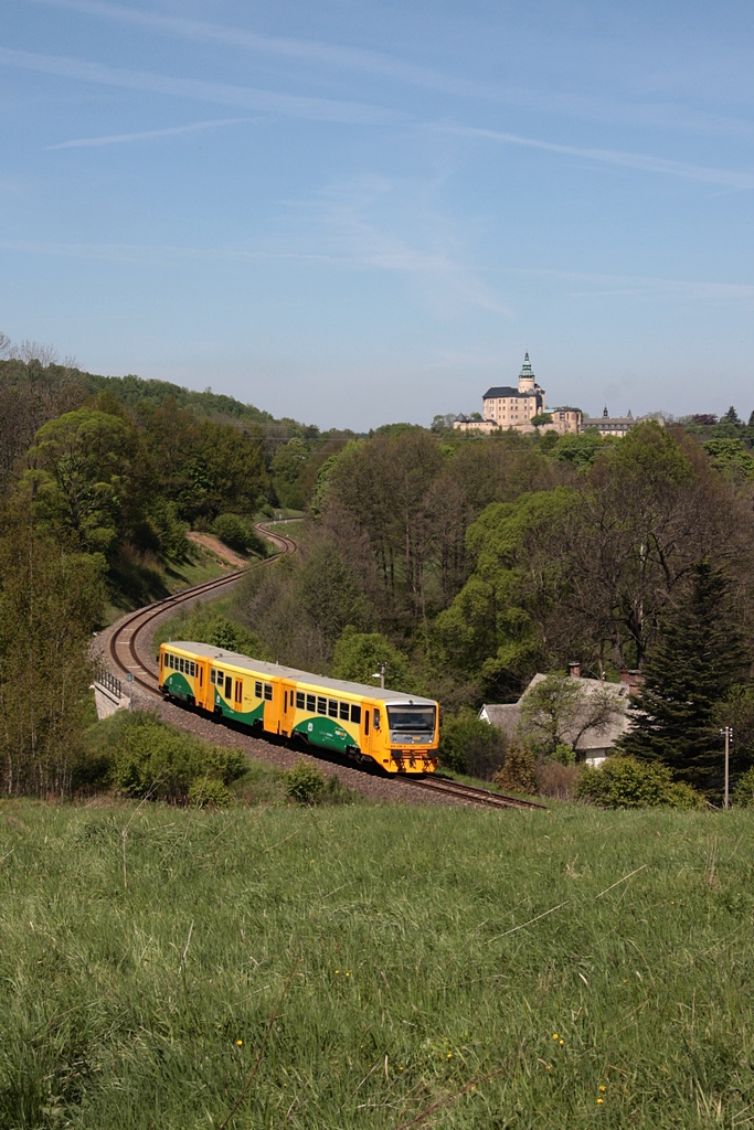 814 236/235 als MOs6319 nach Liberec unterwegs zwischen Frdlant v Čechach und Raspenava (tsch. KBS037) am 10.05.2011, im Hintergrund Schlo Frdlant.