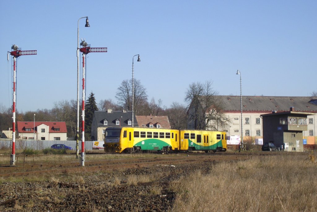 814/914 005  regionova  erreicht am 16. November 2011 als Os nach As mesto den Bahnhof As.