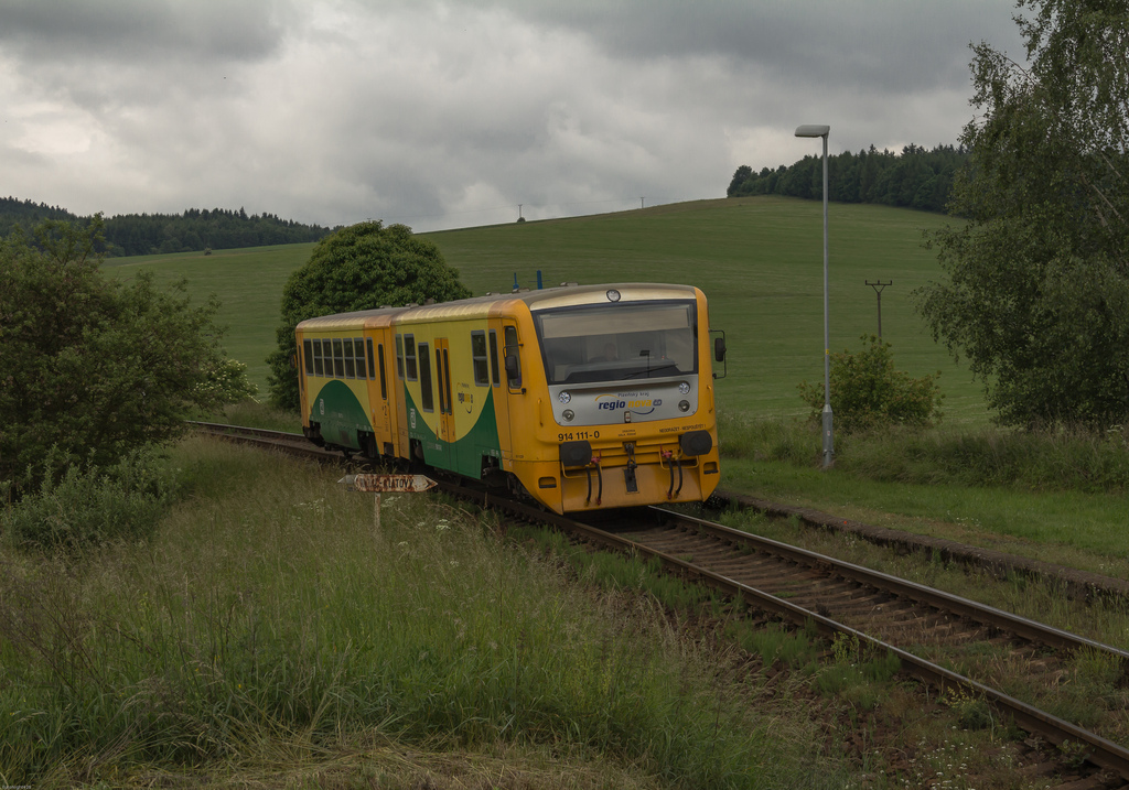 814/914-111 von Klatovy nach Domalice am Haltepunkt Starec.(9.Juni 2012)