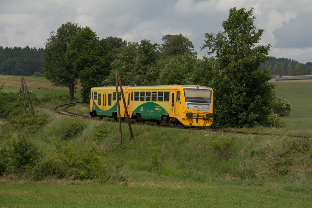 814/914-111 war von Domalice nach Klatovy in der Nhe des Haltepunktes Spňov unterwegs.(9.Juni 2012)