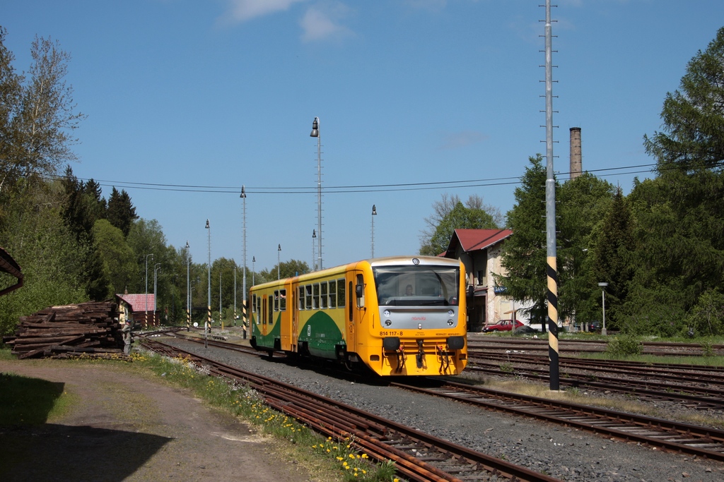 814/914 117 als MOs26040 bei Ausf. aus dem Bf Mikulovice d.n. am 08.05.2011. Die Zge ber die tsch. KBS 084 (Mikulovice - Pansk - Rumburk) verkehren nur am Wochenende.