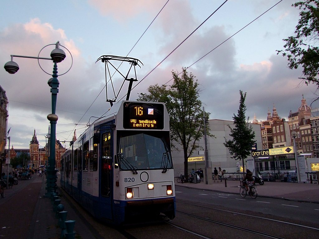 820 kehrt um 20:15 Amsterdam-Centraal den R�cken, und f�hrt als L16  Richtung Centrum;100903
