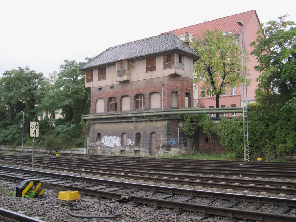 8/2010 Aschersleben. Stellwerk am Sdkopf des Bahnhofs.
