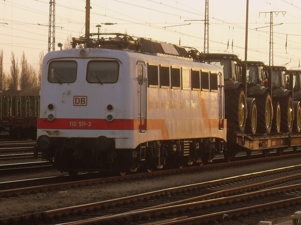 ‎110 511 stand am 28.03.2012 in Stendal mit einem beladenden Traktorzug 