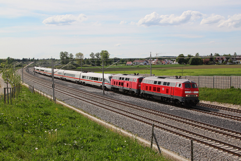 ‎218 812 und 823 schleppen 411 063 nach Mnchen. Aufgenommen am 11.05.2012 bei Hattenhofen.