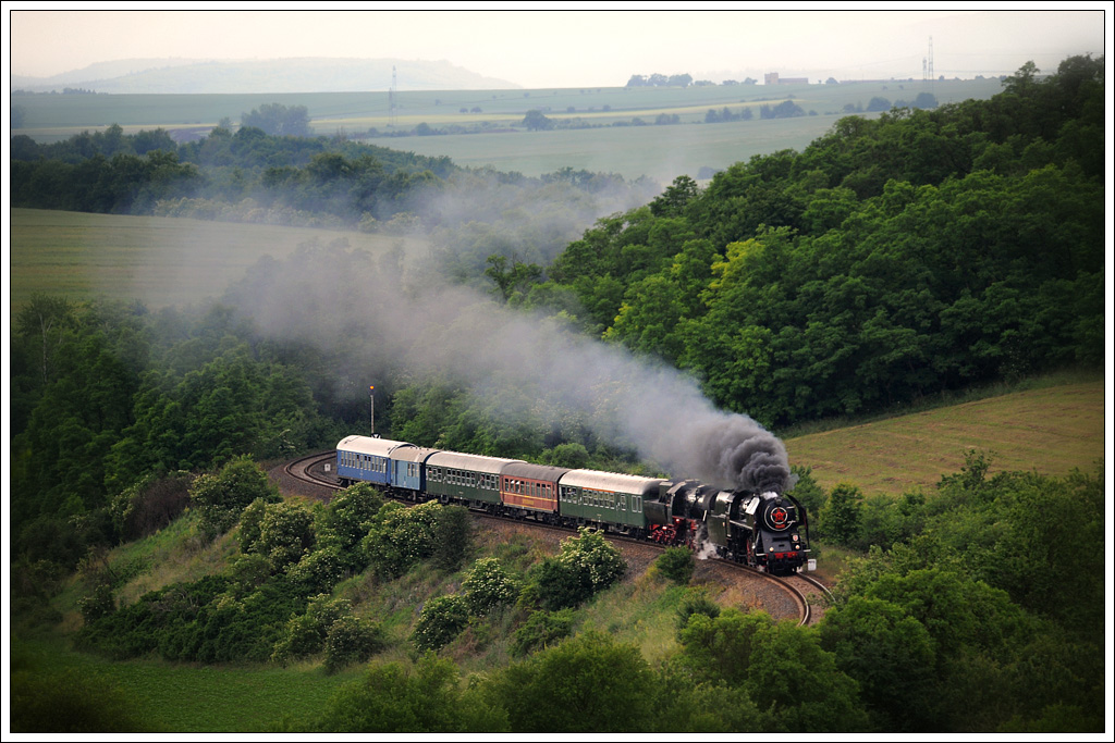 ‎475 179 und 52.7596 der EF Zollernbahn mit dem Sonderzug von Stuttgart nach Lun u Rakovnka am 15.6.2012 auf dem Weg zum 52ger Treffen, kurz nach der Ausfahrt aus Měcholupy aufgenommen.
