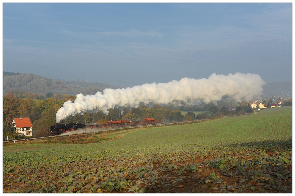 ‎50 3501-9 mit dem intern als DGz 300 bezeichneten Fotozug von Wernshausen nach Zella-Mehlis kurz nach Schmalkalden bei Mittelstille am 29.10.2011 aufgenommen.

50 3501 wurde 1940 von den Borsig Lokomotivwerken in Hennigsdorf bei Berlin unter der Fabriksnummer 14.970 gebaut und trug bei der Auslieferung die Betriebsnummer 50 380. Ihr jetziges Aussehen hat die Lok seit 2007. In diesem Jahr  wurden die kleinen Windleitbleche der Bauart  Witte  durch gro�e Windleitbleche der  Bauart Wagner  ersetzt, welche sie auch bei ihrer Auslieferung 1940 trug. Die kleinen Windleitbleche d�rfte sie bei ihrer Rekonstruktion im Jahre 1957 bekommen haben, bei der sie auch den f�r die DR typischen Mischvorw�rmer erhielt. Heute hat sie einen, allerdings f�r Reko-Loks der DR untypischen, Oberfl�chenvorw�rmer der Bauart Knorr, wie sie ihn schon vor der Rekonstrukion besa�.