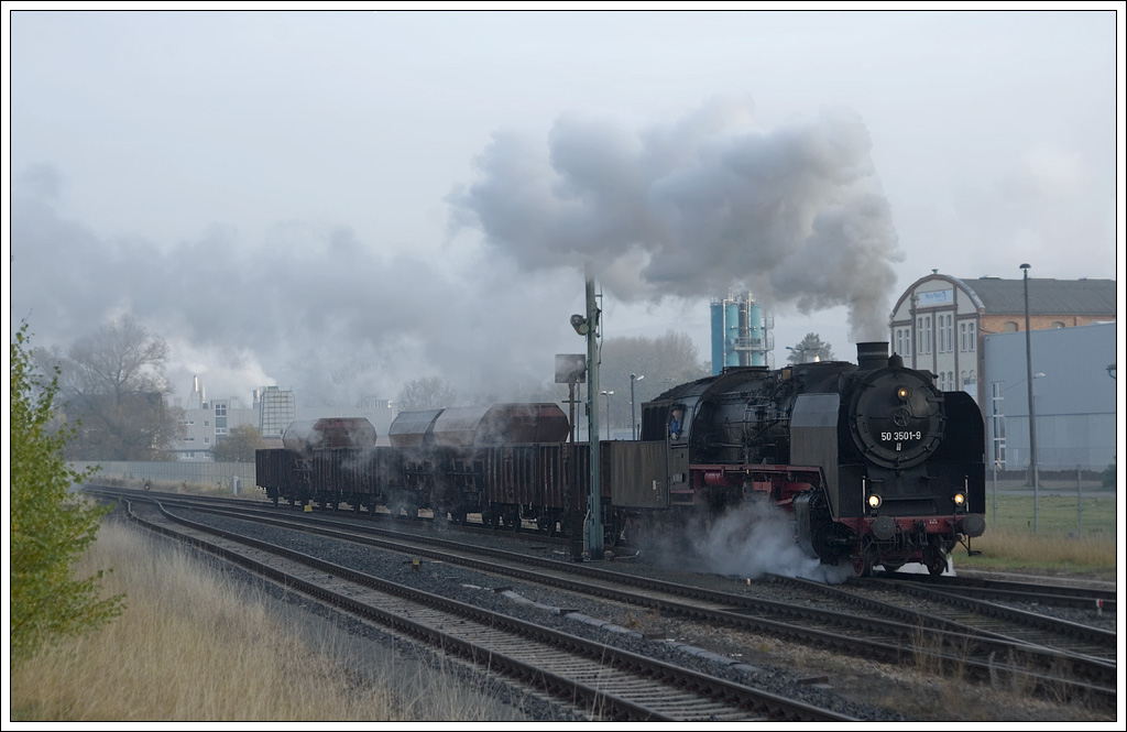‎50 3501-9 mit dem intern als DGz 300 bezeichneten Fotozug von Wernshausen nach Zella-Mehlis am 29.10.2011 bei der Ausfahrt aus Wernshausen aufgenommen.