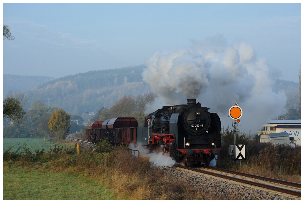 ‎50 3501-9 mit dem intern als DGz 300 bezeichneten Fotozug von Wernshausen nach Zella-Mehlis am 29.10.2011 kurz nach Wernshausen aufgenommen.

