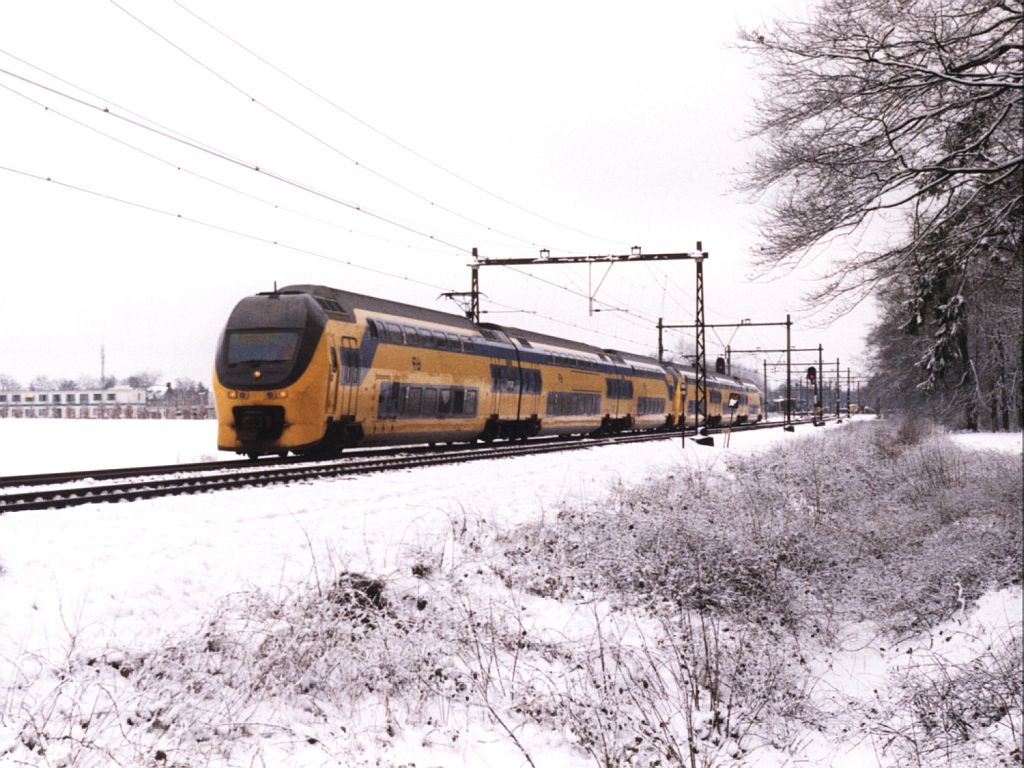 8207 + 8202 mit Eilzug 3651 Zwolle Roosendaal bei Dieren am 9-2-1999. Bild und scan: Date Jan de Vries.