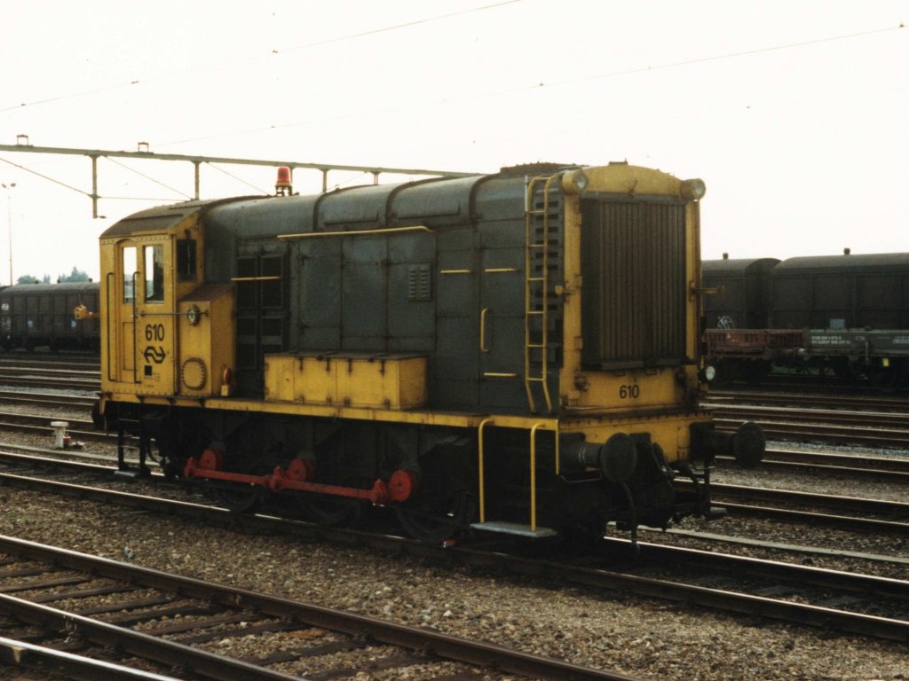 “Bakkie” 610 auf Bahnhof Nijmegen am 26-7-1991. Bild und scan: Date Jan de Vries.
