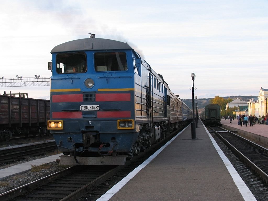 “Halbe Doppellok“ 2TE10U – 282 (2TЗ10y – 0282) mit ein “TsarenGold“-Zug auf Bahnhof Naoesjki (Наушки) am 14-9-2009. Bahnhof Naoesjki ist ein Grenzbahnhof zwischen Russland und Mongolei.