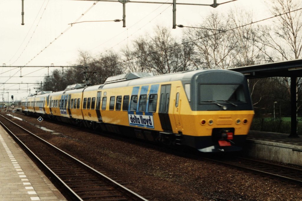 “Railhoppers” 2106 und 2107 whrend eine Probefahrt zwischen Assen und Zwolle bei Hoogeveen am 5-4-1994. Bild und scan: Date Jan de Vries.