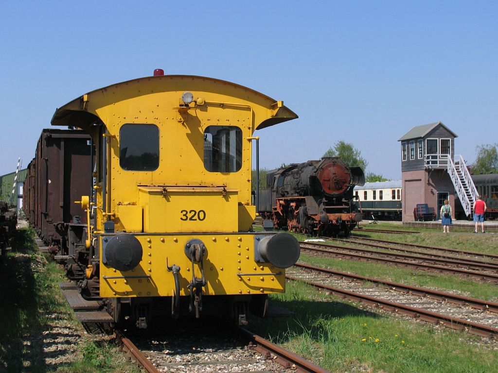 “Sik” 320 und im Hintergrund Dampflok 50 3645 der Stichting Stadskanaal Rail (STAR) auf Bahnhof Stadskanaal am 25-4-2011.