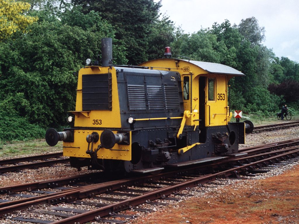  “Sik” 353 der Stichting Stadskanaal Rail (STAR) auf Bahnhof Veendam am 25-05-2006. Bild und scan: Date Jan de Vries.