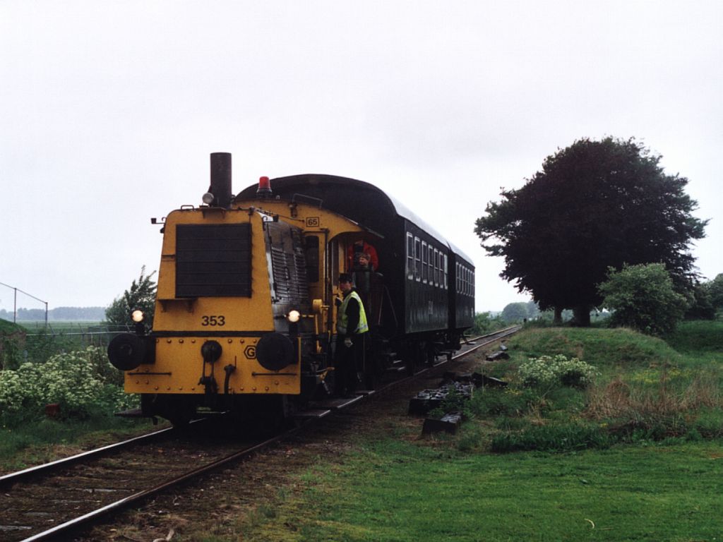 “Sik” 353 der Stichting Stadskanaal Rail (STAR) mit einem Museumszug Stadskanaal-Musselkanaal bei Eerste Exlormond am 25-05-2006. Bild und scan: Date Jan de Vries.