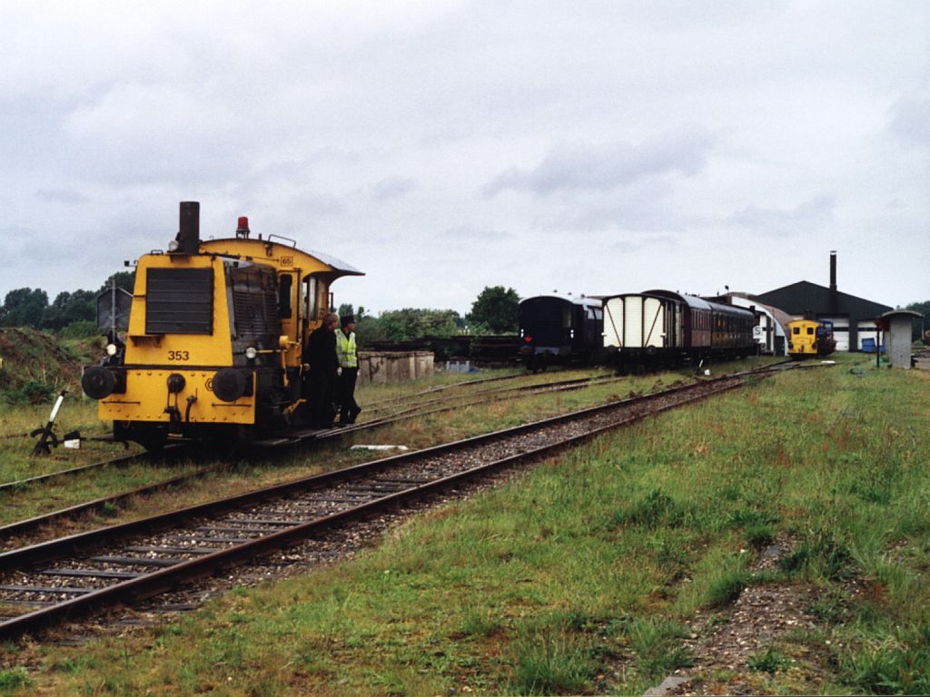 “Sik” 353 der Stichting Stadskanaal Rail (STAR)  auf Bahnhof Stadskanaal am 25-05-2006. Bild und scan: Date Jan de Vries.