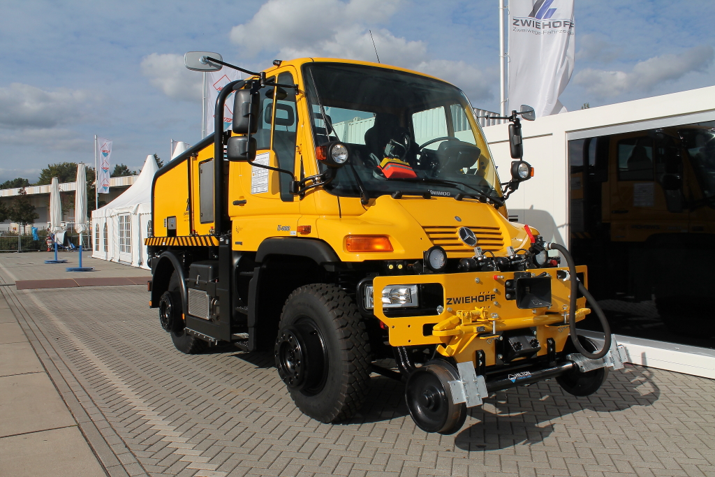 „Auch ich bin eine Lok“. So steht es auf der Rckseite des Unimog U 400 der Fa. Zwiehoff GmbH.
So stellt die Firma den Kleinwagen mit der Nummer: 97 59 02 000 60-6 auf der InnoTrans 2012 am 23.09.2012 in Berlin aus.
