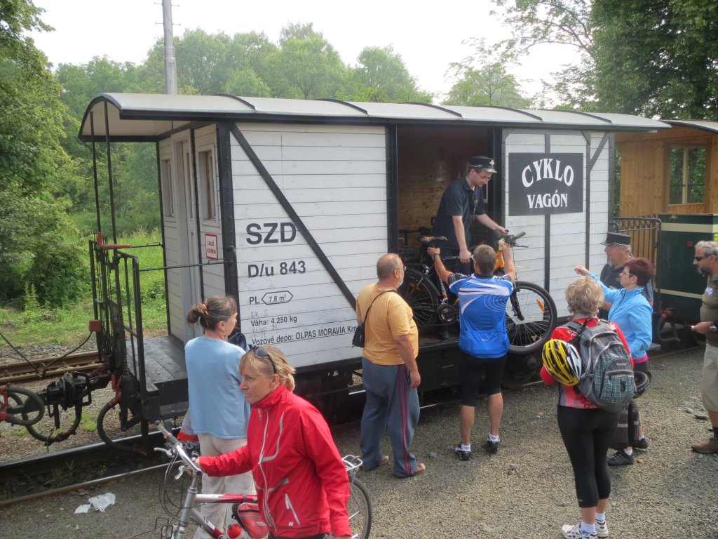 „Cyklo-Vagn“ (Fahrradwagen) eines Zuges hinter der Lok U 57.001 der Schmalspurbahn Rwersdorf (Třemen ve Slezsku) – Hotzenplotz (Osoblaha) am 29.06.2013 an der Endstation Hotzenplotz
