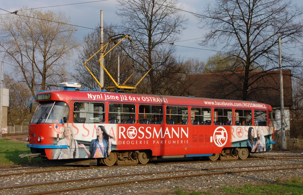 „Damenwagen“ T3G 1046 (ehem. T2-Typ) der Ostrauer Verkehrsbetrieb auf die Schleife Vstavitě/Ausstellungsgelnde, die als Endhaltestelle fr Stadtzentrum dient; 18.04.2012 
