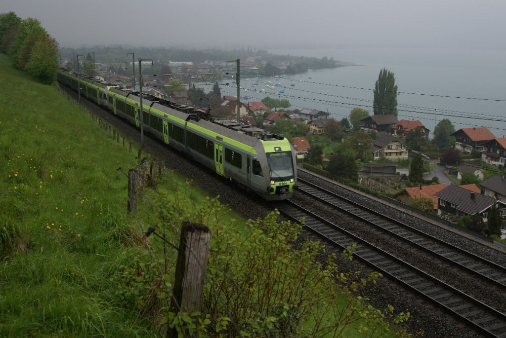 „Ltschbergerin“ RABe 535 113-5 befindet sich am 15.5.10 in Einigen.

