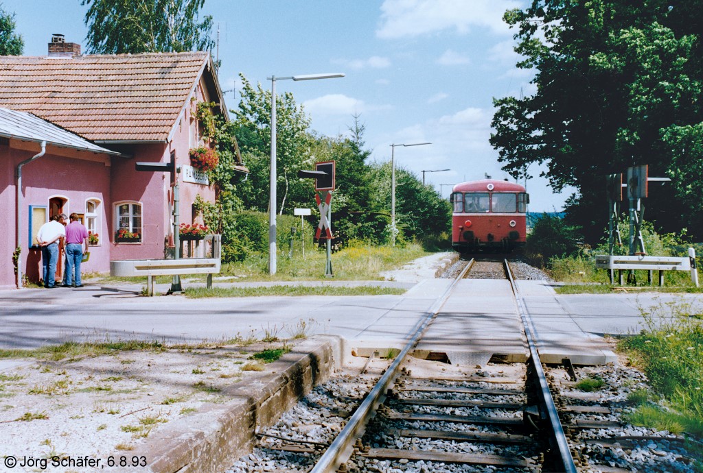 „Nachschuss“ vom Haltepunkt Ramsberg auf den Schienenbus, der nach Pleinfeld weiterfhrt. Am 6.8.93 lag zwischen den Bahnsteigen noch der Bahnbergang.