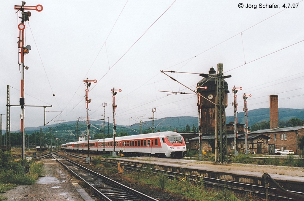 „Steuerwagen voraus“ hat der IC 806 Berlin - Mnchen am 4.7.97 Einfahrt in Saalfeld. Die Formsignalgruppe berlebte die Elektrifizierung der Gleise um etwa 5 Jahre.