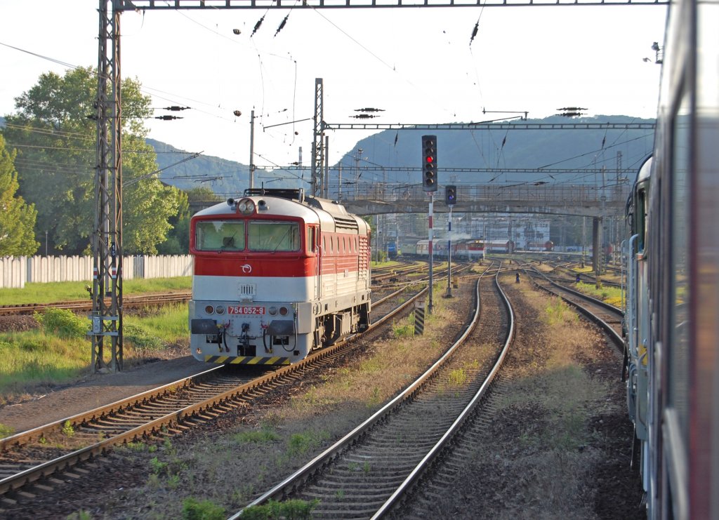 „Taucherbrillen“-Hauptbahnhof in der Mittelslowakei ∙ Fernzug R 934 „Gemeran“ („Der Gemerer“, mit 754 072-7) aus Koice/Kaschau kommt im Bereich des Zielbahnhofs Zvolen os. st./Altsohl Persbf. (18:48) an. Links rangiert 754 052-9, bald zum Zug R 934 / Zr 1846 weiter in Richtung Bansk Bystrica/Neusohl – ilina/Sillein (Abfahrt 19:00). Im Hintergrund 750 221-4 mit Regionalzug Os 6221 Zvolen os. st. – Lučenec/Lizenz fhrt gerade (18:47) ab; 05.07.2011