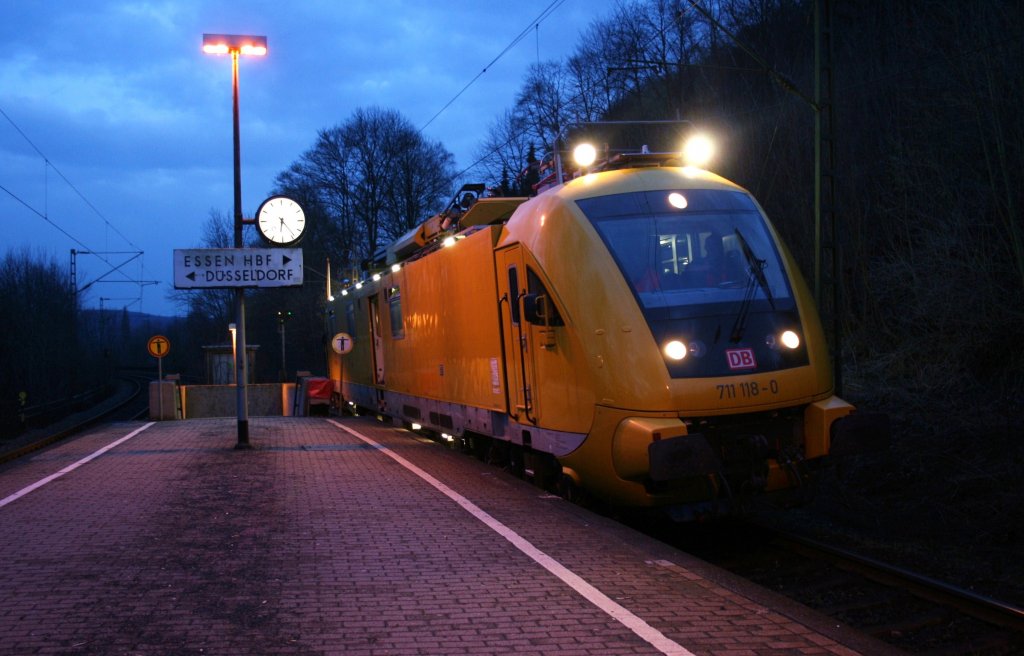 „Xynthia“ hat gestern 19.2.2010 auf der S-Bahnlinie 6 zwischen Essen und Dsseldorf ganze Arbeit geleistet.
Zwischen Essen HBF und Dsseldorf Wehrhahn ist der Zugbetrieb auf unbestimmte Zeit eingestellt.
Am Abend hat 711 118-0 Kettwig Stausee erreicht.
Nachdem die Oberleitung Geerdet wurde ging es weiter Richtung Ratingen Hsel um weitere Schden zu beheben.