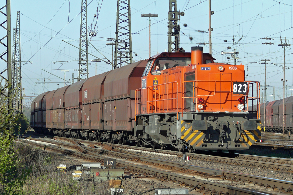 823 der RBH in Oberhausen-West 17.4.2010