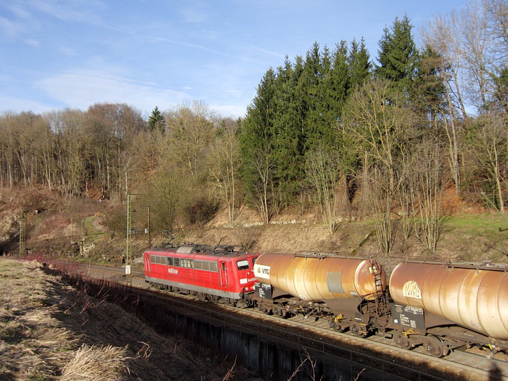 … 151 128-6 schiebt den von 185 269-8 gezogenen gemischten Gterzug die Geislinger Steige hinauf. Die Aufnahme entstand am 29.12.2012 kurz vor Amstetten, wo die 151er den Schiebedienst beenden wird.