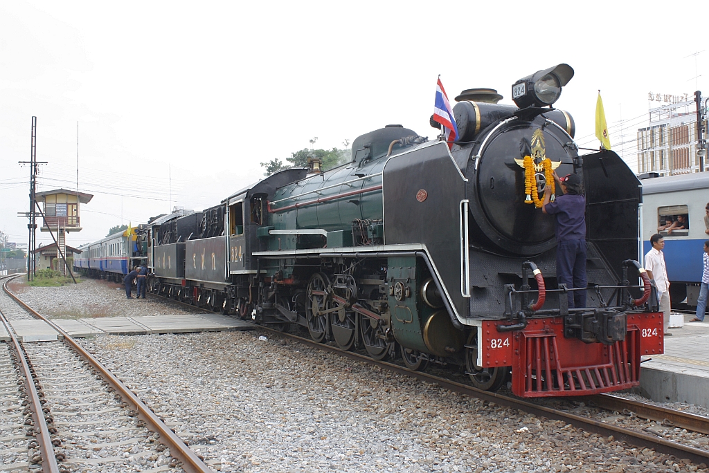 824 (2'C1'h2, Nippon Sharyo (Japan), Bauj. 1949, Fab.Nr. 1525) und 850 (2'C1'h2, Nippon Sharyo (Japan), Bauj. 1950, Fab.Nr. 1547) haben mit dem Dampfsonderzug 9001 den Zielbahnhof Nakhon Pathom erreicht. 06.Dezember 2010.

