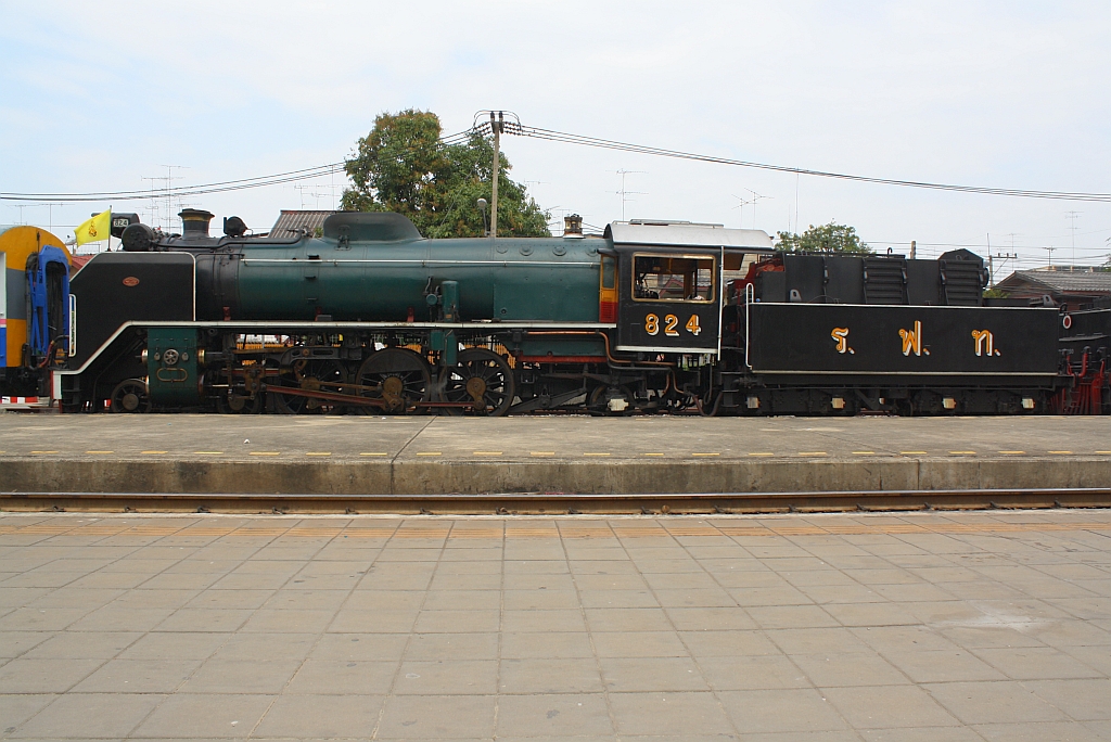824 (2'C1'h2, Nippon Sharyo (Japan), Bauj. 1949, Fab.Nr. 1525) am 06.Dezember 2010 im Bf. Nakhon Pathom.