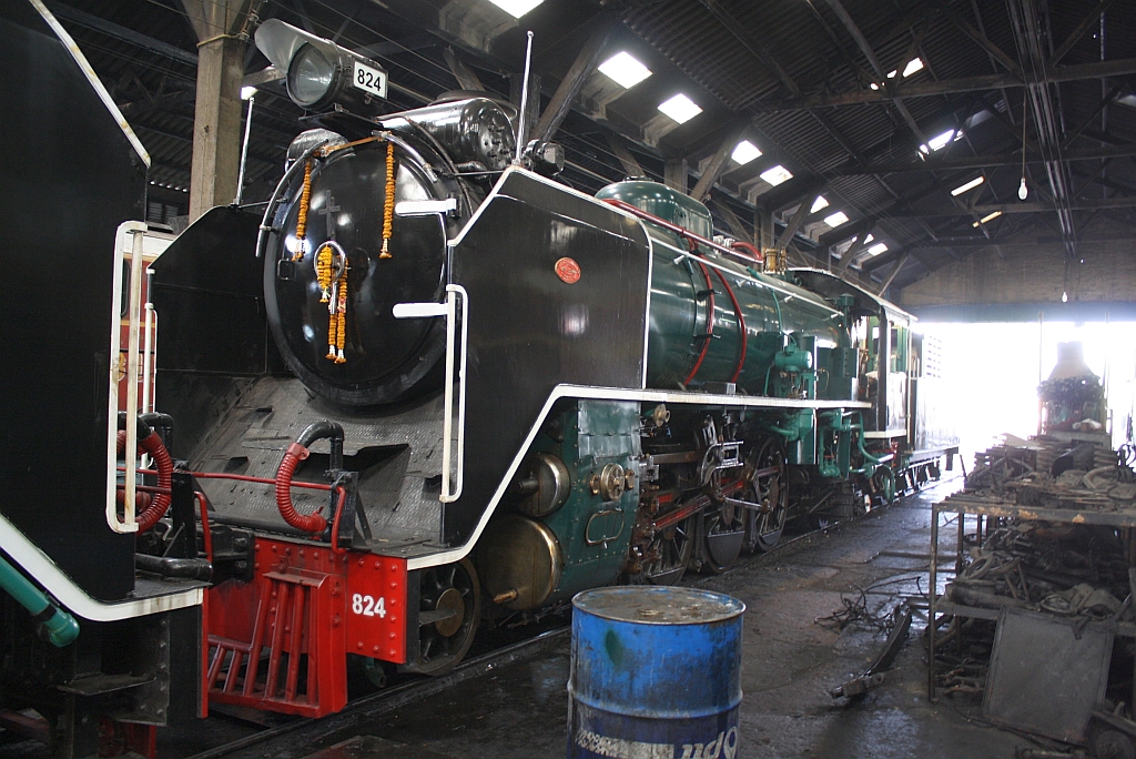 824 (2'C1'h2, Nippon Sharyo (Japan), Bauj. 1949, Fab.Nr. 1525), aufgenommen am 15.Nov. 2012 nach der Hauptausbesserung im Depot Thon Buri.