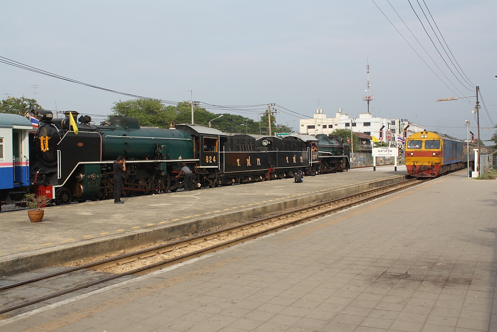 824 und 850 mit dem Dampfsonderzug 9002 nach Bangkok im Bf. Nakhon Pathom am 06.Dezember 2010. Rechts im Bild fhrt die HID 4517 (Co'Co', de, Hitachi, Bauj. 1993) mit dem RAP 171 ein.

