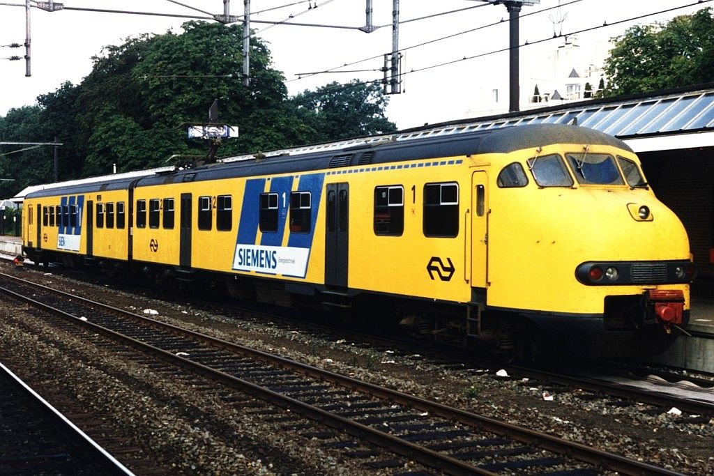 827 mit Regionalzug 7429 Amersfoort-Ede-Wageningen auf Bahnhof Ede-Wageningen am 22-9-1995. Bild und scan: Date Jan de Vries