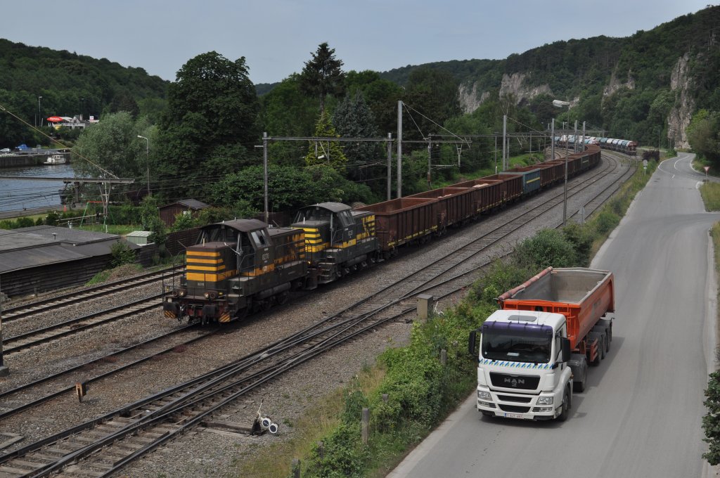 8270 und 8228 stehen nach der Bedienung der Kalkwerke von Marche-les-Dames mit dem fertigen Zug zu den Brenn�fen nach Nameche an der Ausfahrt, und warten noch auf die Kreuzung mit einem Break. Aufgenommen am 28.06.2012