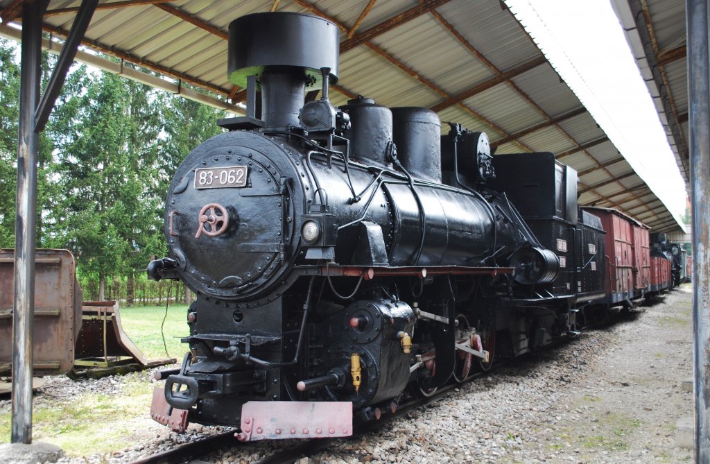 83-062 in der  Partisanen-Ausfhrung  mit Stahlplatten gegen leichten Beschu gesichert im Schmalspurmuseum der serbischen Eisenbahn in Porzega am 28.04.11.