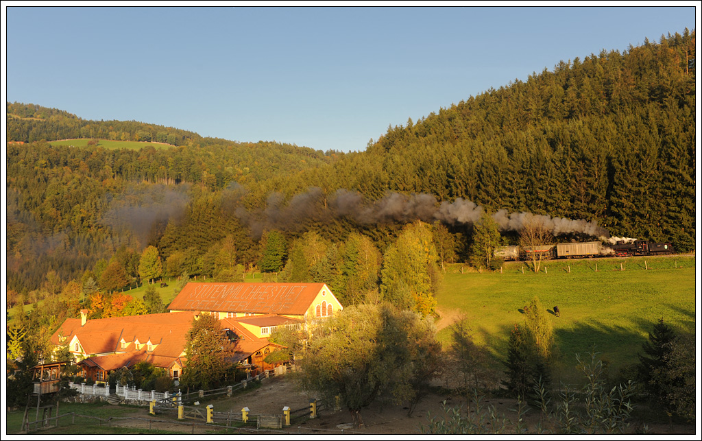 83-180 am 16.10.2011 mit einem kurzen Gterzug von Birkfeld nach Weiz unterwegs, aufgenommen in Feistritz bei Anger.