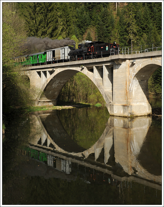 83-180 bei der Rckfahrt von Birkfeld nach Weiz am 29.4.2012 bei der Querung des Birkfeld-Viadukt.