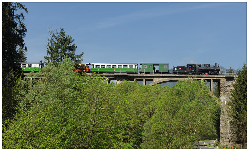 83-180 bei von Weiz nach Birkfeld am 29.4.2012 bei der Querung es Feistritz-Viaduktes in Oberfeistritz.