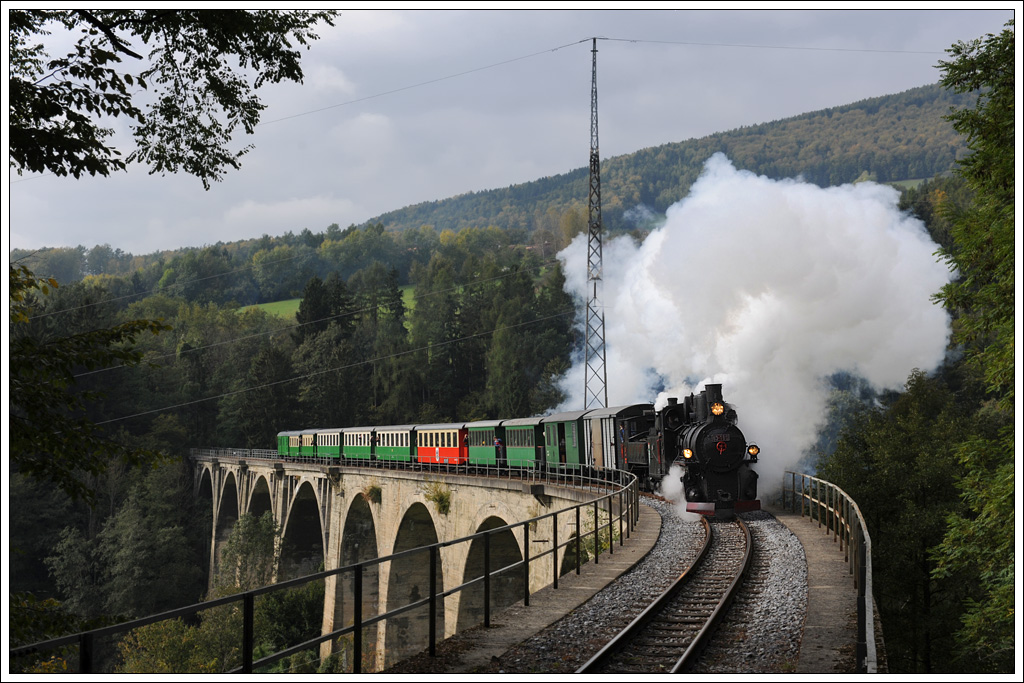 83-180 (gebaut 1949 unter der Fabriksnummer 136 von Đuro Đakovic  in der heute in Kroatien liegenden Stadt Slavonski Brod und 1998 vom bosnischen Kohlenbergwerk Banovići im August 1998 an den Club U 44 verkauft) und Lok 2 „Zillertal“ der Zillertalbahn (gebaut 1900 unter der Fabriksnummer 4506 von Krauss/Linz)  am 16.10.2011 mit ihrem Dampfzug von Weiz nach Birkfeld bei der Querung des Grubviaduktes.