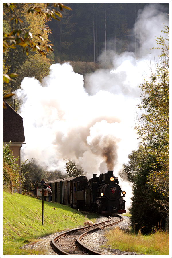 83-180 und Lok 2 „Zillertal“ der Zillertalbahn am 16.10.2011 mit ihrem Dampfzug von Weiz nach Birkfeld aufgenommen zwischen Rosegg und Koglhof.

