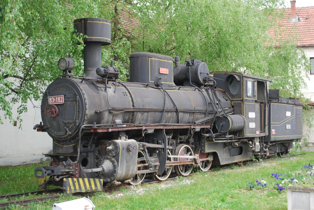 83-182 als Denkmal in Lajkovac am 28.04.11. Durch diese Ortschaft fhrte frher die 760mm-Schmalspurbahn Belgrad - Sarajevo.