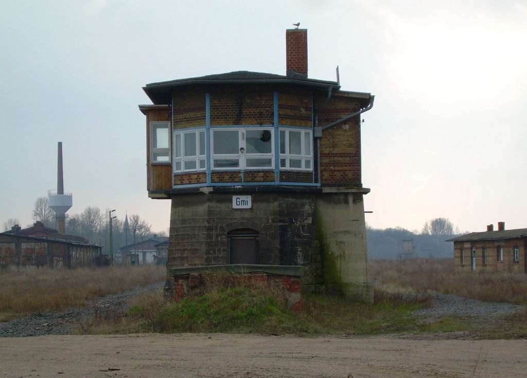 8.3.2008 Stellwerk Gsten Mitte. der Anbau rechts ist ein Luftschutzraum.