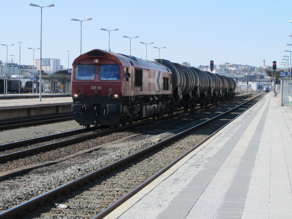 8.3.2011 13:57 HGK Baureihe DE 61 schiebt einen kurzen Kesselgterzug durch Hof (Saale) Hbf.