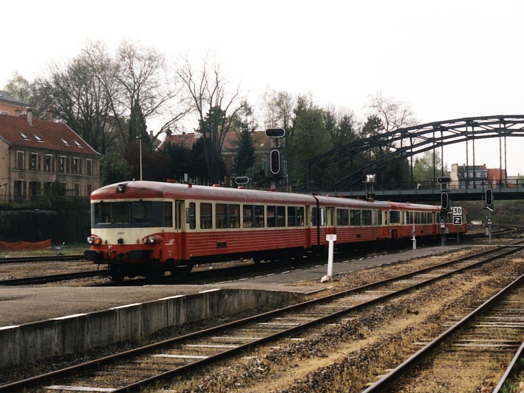 8342/4300 + 8300/4300 mit RE 34878 Sarreguemines-Bening auf Bahnhof Sarreguemines am 12-04-02. Bild und scan: Date Jan de Vries.

