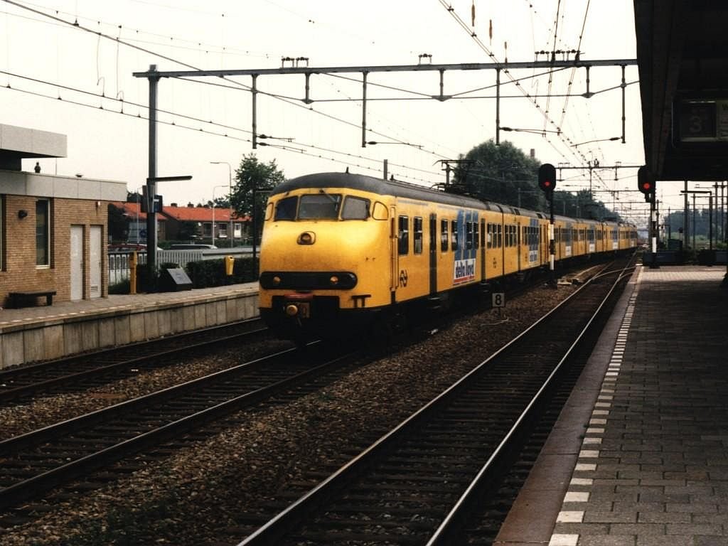 838 und 501 mit Eilzug 3438 Den Haag CS-Hoorn auf Bahnhof Uitgeest am 16-8-1996. Bild und scan: Date Jan de Vries.