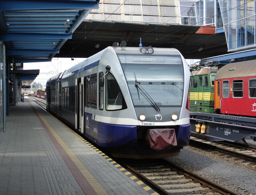 840 001-2 mit Regionalzug Os 8311 am 13.06.2008 vor Abfahrt auf der Zipser Nebenbahn Poprad-Tatry/Deutschendorf – Kemarok/Ksmark – Spisk Bel zast./Bela Hp. – Podolnec/Pudlein – Star Ľubovňa/Altlublau – Plaveč/Plautsch (auch als Popradtalbahn bekannt). Heute Zug fhrt nur bis Star Ľubovňa, und die BR840-Triebwagen in der mittelslowakischen Bahndepot Zvolen wieder beheimatet werden.
