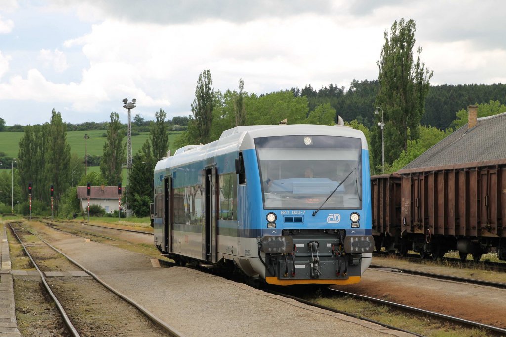 841 003-7 mit Os 4880 Třebč-Jihlava auf Bahnhof Okřky am 21-5-2013.
